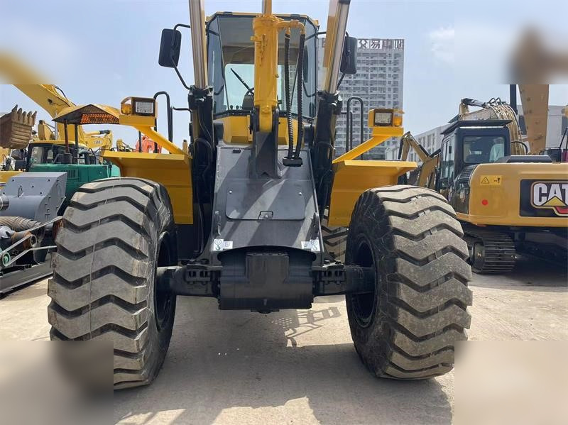 KOMATSU WA380-3 - Chargeuse sur pneus: photos 5 KOMATSU WA380-3 - Chargeuse sur pneus: photos 5