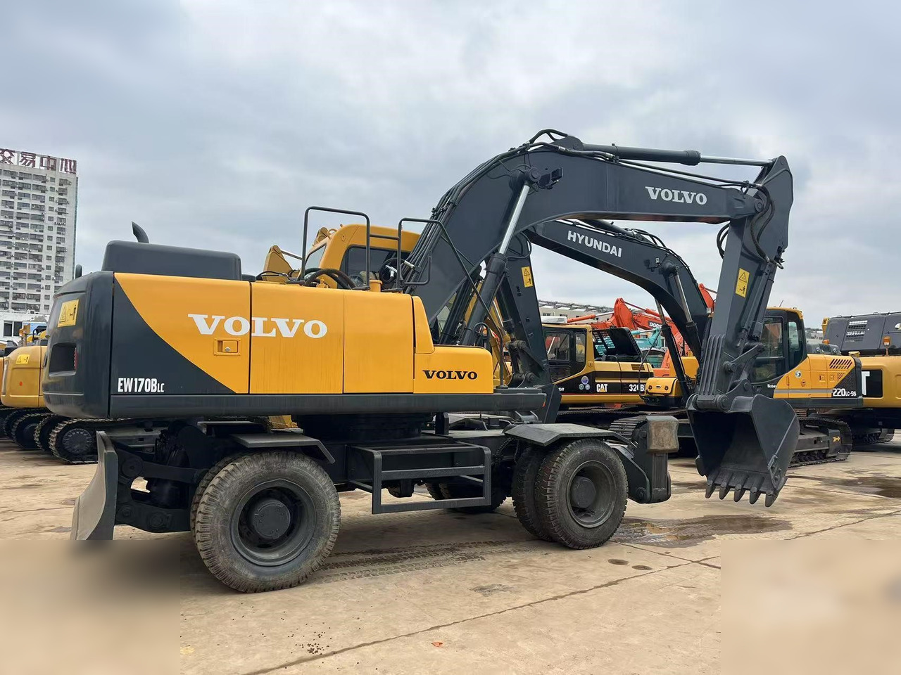 VOLVO EW170 - Pelle sur pneus: photos 2 VOLVO EW170 - Pelle sur pneus: photos 2