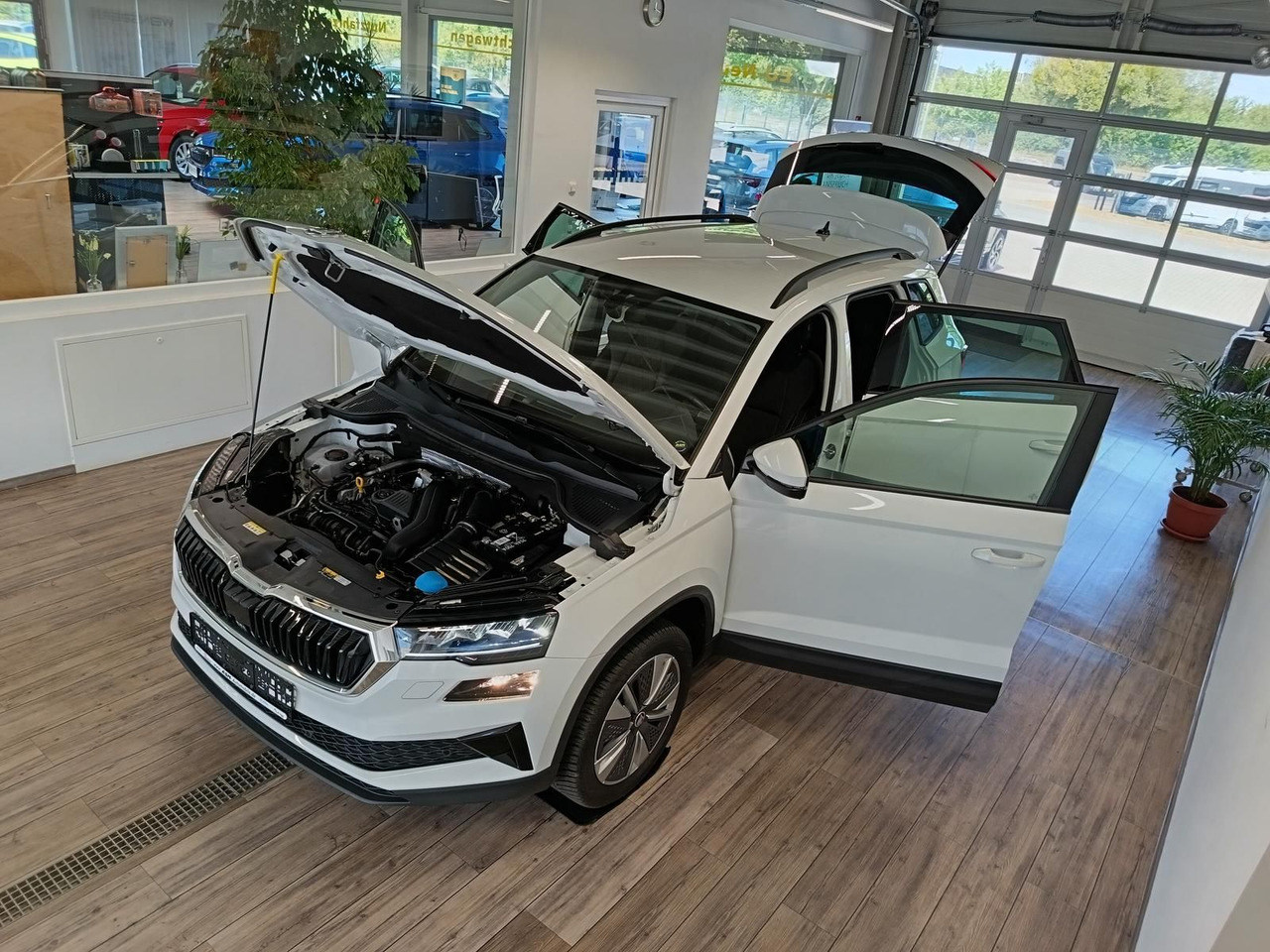 Skoda Karoq Style 1,5 TSI DSG*AHK*NAVI*LED*R-KAM*2xPDC - SUV: photos 2 Skoda Karoq Style 1,5 TSI DSG*AHK*NAVI*LED*R-KAM*2xPDC - SUV: photos 2