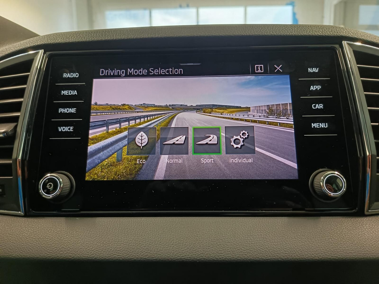 SUV Skoda Karoq Style 1,5TSI DSG*AHK-VORBER*NAVI*LED*R-KAM: photos 14 SUV Skoda Karoq Style 1,5TSI DSG*AHK-VORBER*NAVI*LED*R-KAM: photos 14