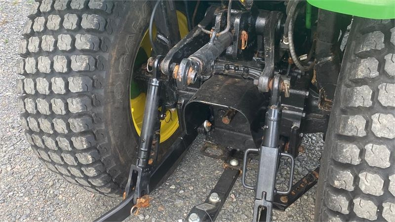 John Deere 3033 R - Tracteur communal: photos 5 John Deere 3033 R - Tracteur communal: photos 5