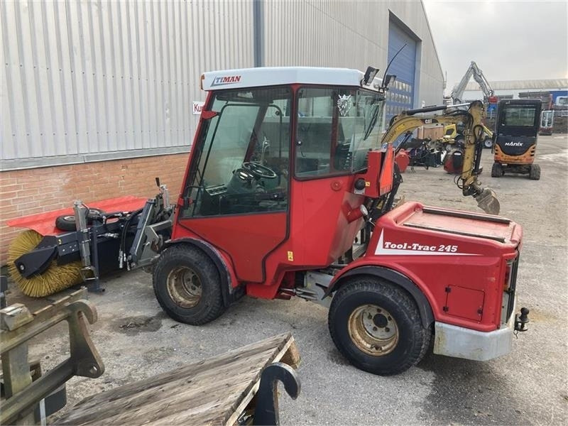 Timan Tool-Trac 245 - Tracteur communal: photos 1 Timan Tool-Trac 245 - Tracteur communal: photos 1