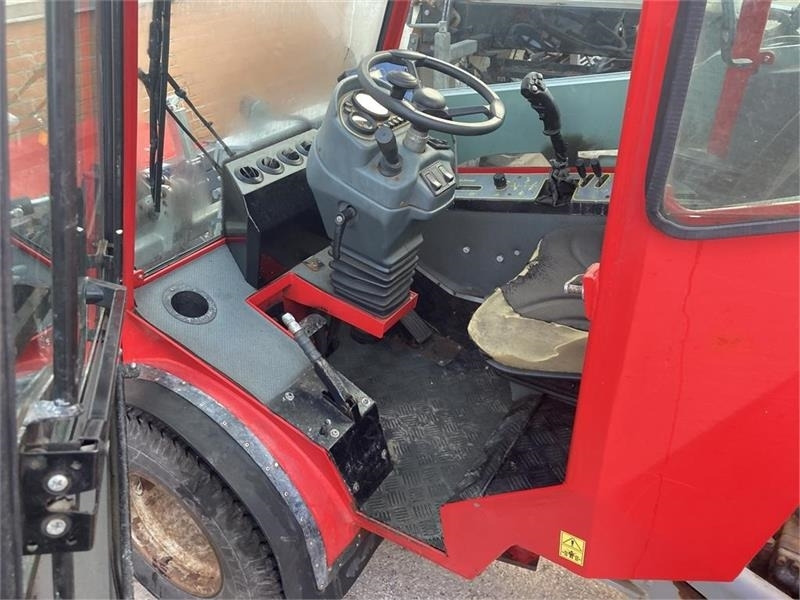 Timan Tool-Trac 245 - Tracteur communal: photos 5 Timan Tool-Trac 245 - Tracteur communal: photos 5