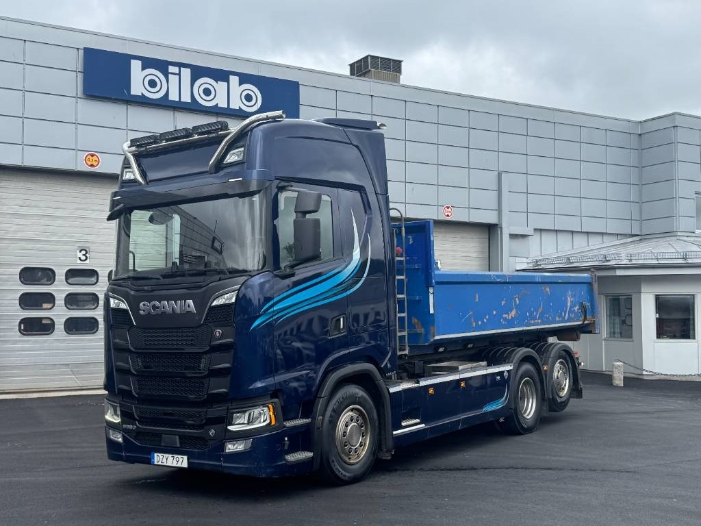 Scania S 580 6x2*4 Lastväxlare Hiab ink Flak - Camion ampliroll: photos 1 Scania S 580 6x2*4 Lastväxlare Hiab ink Flak - Camion ampliroll: photos 1