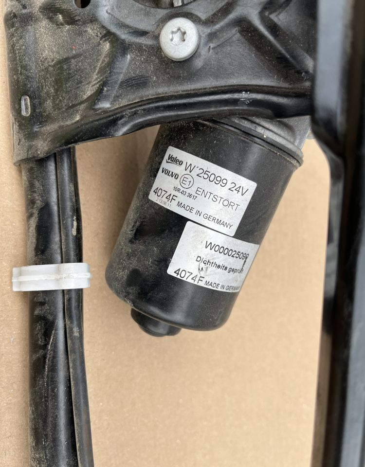 Mechanizm wycieraczek Volvo FH4 FH 5 kompletny cięgno prowadnica - Essuie-glace pour Camion: photos 2 Mechanizm wycieraczek Volvo FH4 FH 5 kompletny cięgno prowadnica - Essuie-glace pour Camion: photos 2