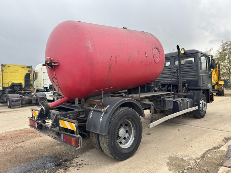 MAN 18.232 (8000 L / 6 CYLINDER WITH MANUAL PUMP / STEEL SUSPENSION) - Camion hydrocureur: photos 5 MAN 18.232 (8000 L / 6 CYLINDER WITH MANUAL PUMP / STEEL SUSPENSION) - Camion hydrocureur: photos 5
