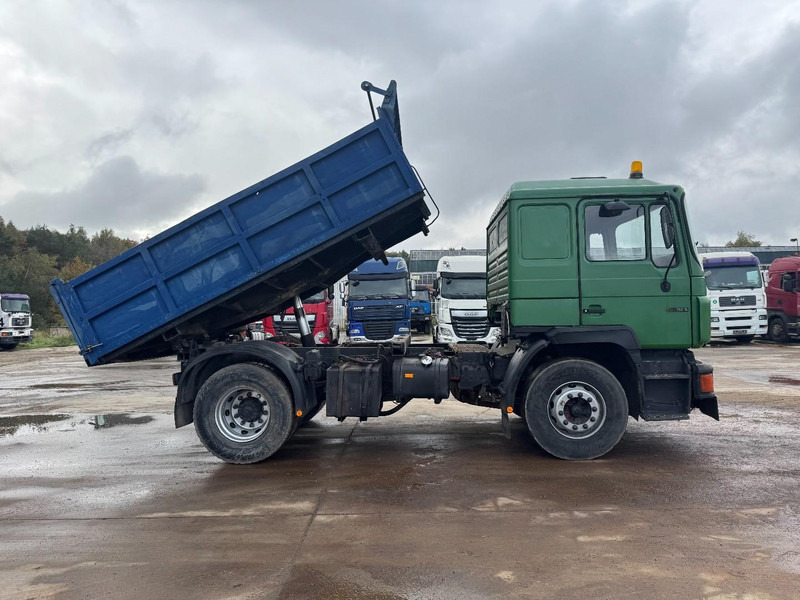 MAN 19.322 (STEEL SUSPENSION & MANUAL PUMP / SUSPENSION LAMES & POMPE MANUELLE) - Utilitaire benne: photos 4 MAN 19.322 (STEEL SUSPENSION & MANUAL PUMP / SUSPENSION LAMES & POMPE MANUELLE) - Utilitaire benne: photos 4