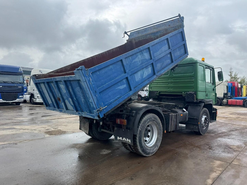 MAN 19.322 (STEEL SUSPENSION & MANUAL PUMP / SUSPENSION LAMES & POMPE MANUELLE) - Utilitaire benne: photos 5 MAN 19.322 (STEEL SUSPENSION & MANUAL PUMP / SUSPENSION LAMES & POMPE MANUELLE) - Utilitaire benne: photos 5