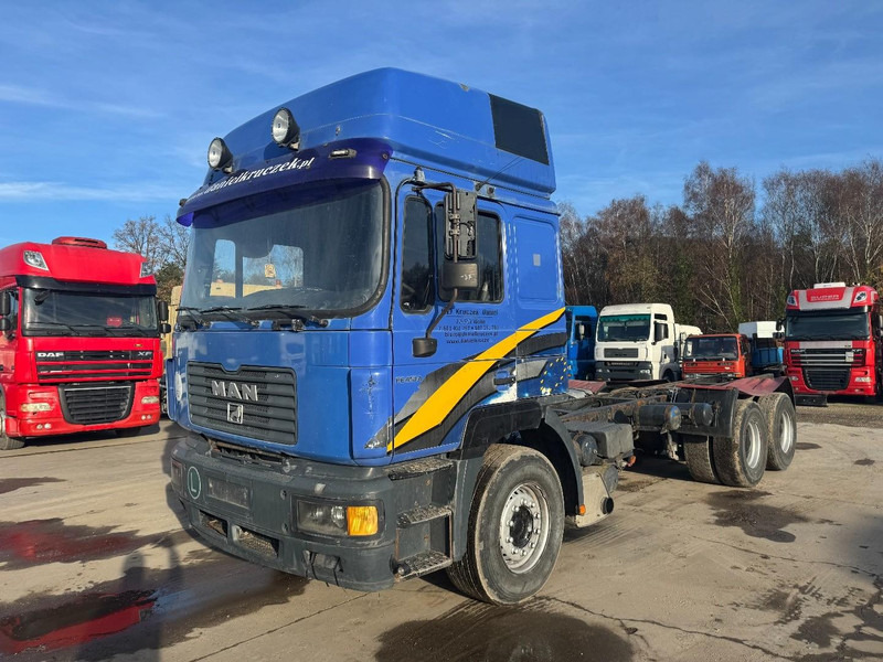 MAN 26.410 (BIG AXLE / 10 TIRES / 6X4 / 6 CYLINDER / MANUAL GEARBOX) - Châssis cabine: photos 1 MAN 26.410 (BIG AXLE / 10 TIRES / 6X4 / 6 CYLINDER / MANUAL GEARBOX) - Châssis cabine: photos 1