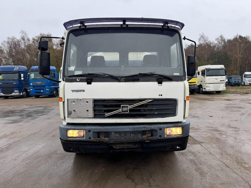 Volvo FL 6 - 220 (11000 L / 2 COMPARTMENTS / 18 TON / MANUAL GEARBOX / PERFECT) - Camion citerne: photos 2 Volvo FL 6 - 220 (11000 L / 2 COMPARTMENTS / 18 TON / MANUAL GEARBOX / PERFECT) - Camion citerne: photos 2