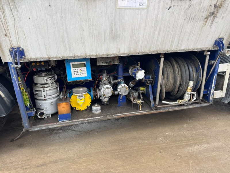 Volvo FL 6 - 220 (11000 L / 2 COMPARTMENTS / 18 TON / MANUAL GEARBOX / PERFECT) - Camion citerne: photos 5 Volvo FL 6 - 220 (11000 L / 2 COMPARTMENTS / 18 TON / MANUAL GEARBOX / PERFECT) - Camion citerne: photos 5