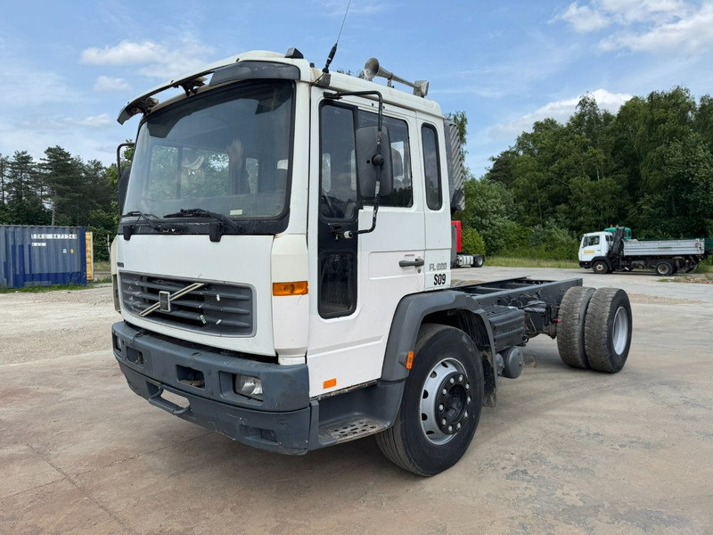 Châssis cabine Volvo FL 6 - 220 (FULL STEEL SUSPENSION / MANUAL GEARBOX / PERFECT): photos 1