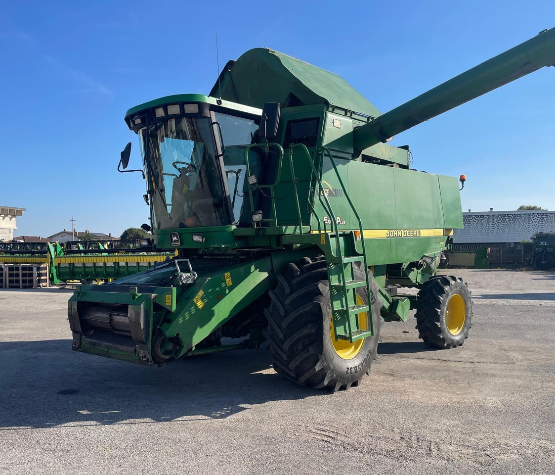 JOHN DEERE MIETITREBBIA CTS - Moissonneuse-batteuse: photos 2 JOHN DEERE MIETITREBBIA CTS - Moissonneuse-batteuse: photos 2