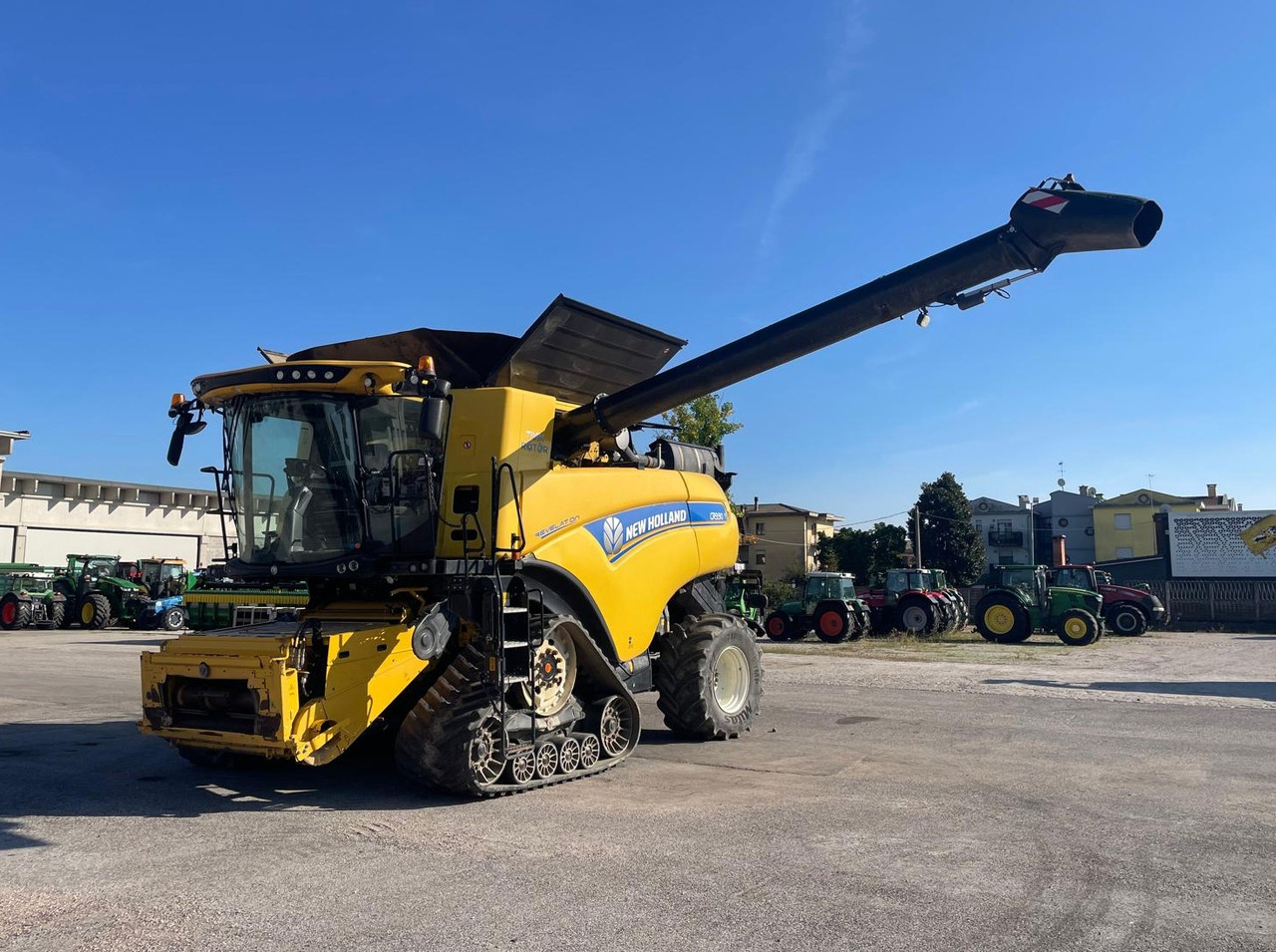 NEW HOLLAND MIETITREBBIA CR 9.90 - Moissonneuse-batteuse: photos 2 NEW HOLLAND MIETITREBBIA CR 9.90 - Moissonneuse-batteuse: photos 2