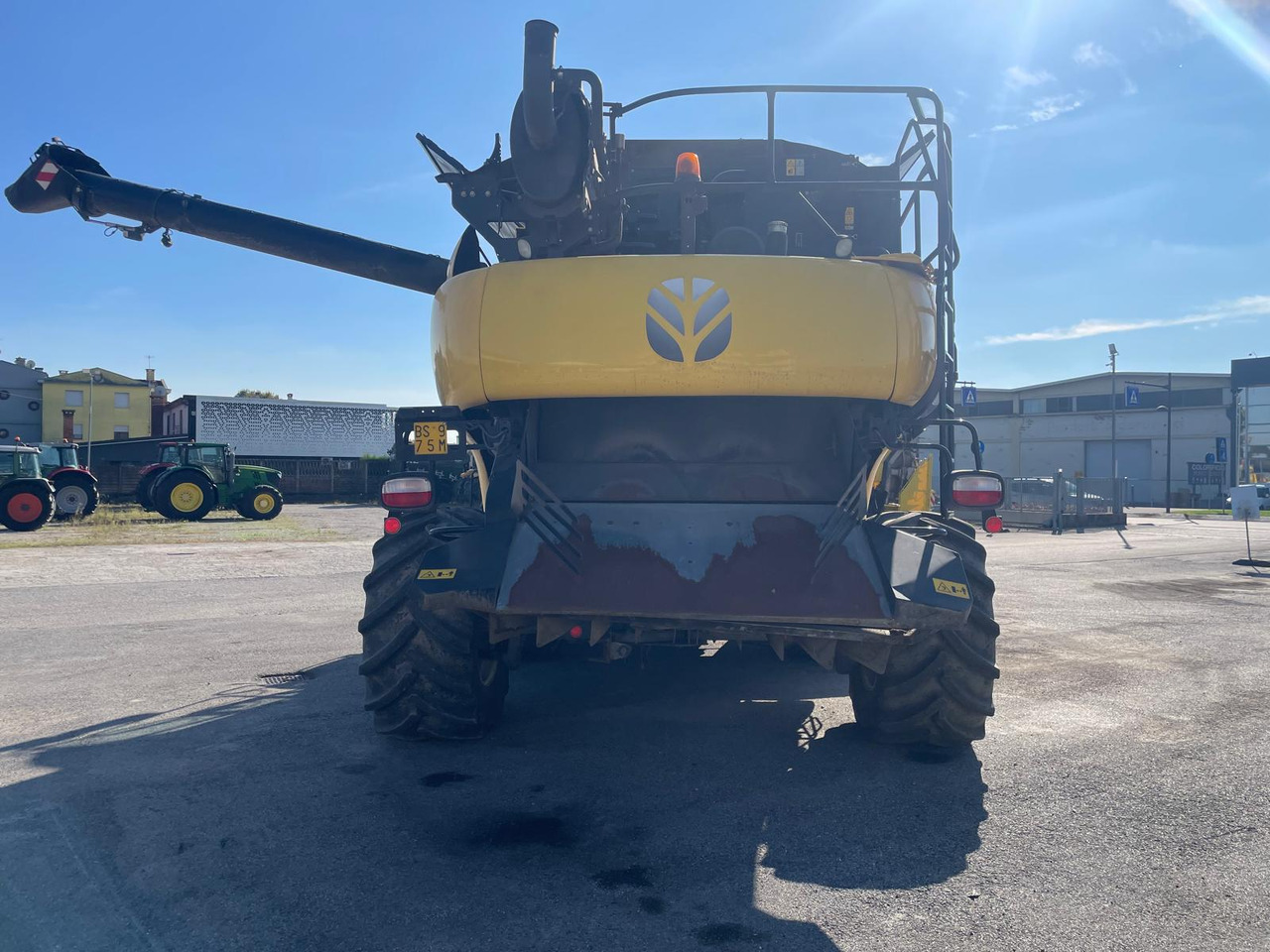 NEW HOLLAND MIETITREBBIA CR 9.90 - Moissonneuse-batteuse: photos 4 NEW HOLLAND MIETITREBBIA CR 9.90 - Moissonneuse-batteuse: photos 4