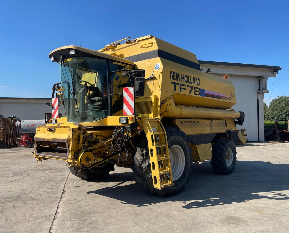 NEW HOLLAND MIETITREBBIA TF 78 - Moissonneuse-batteuse: photos 1 NEW HOLLAND MIETITREBBIA TF 78 - Moissonneuse-batteuse: photos 1