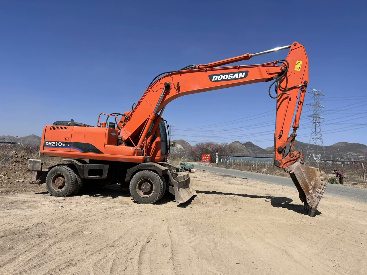 DOOSAN 210w - Pelle sur pneus: photos 4 DOOSAN 210w - Pelle sur pneus: photos 4