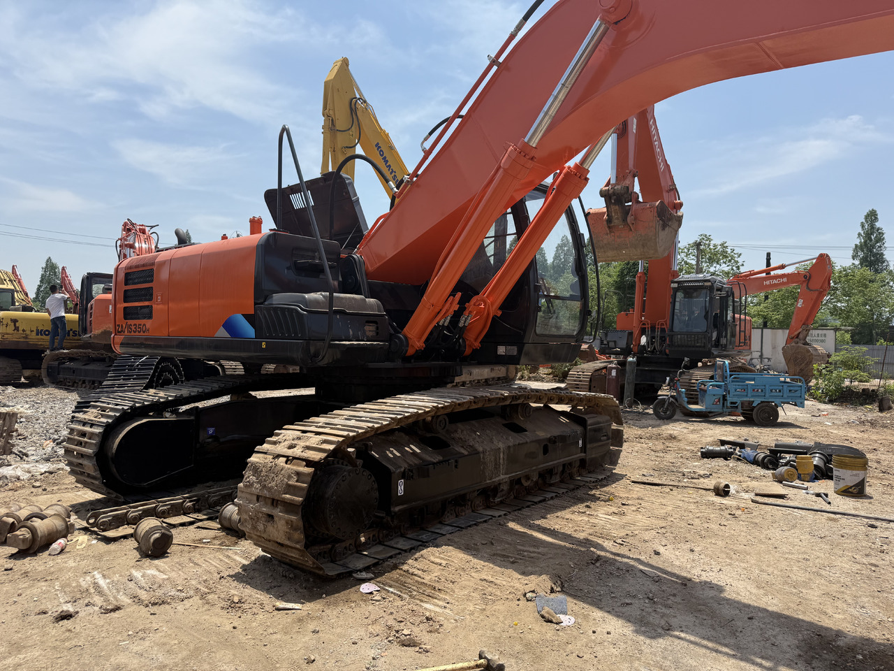 HITACHI Used 350-5g Excavator - Pelle sur pneus: photos 3 HITACHI Used 350-5g Excavator - Pelle sur pneus: photos 3