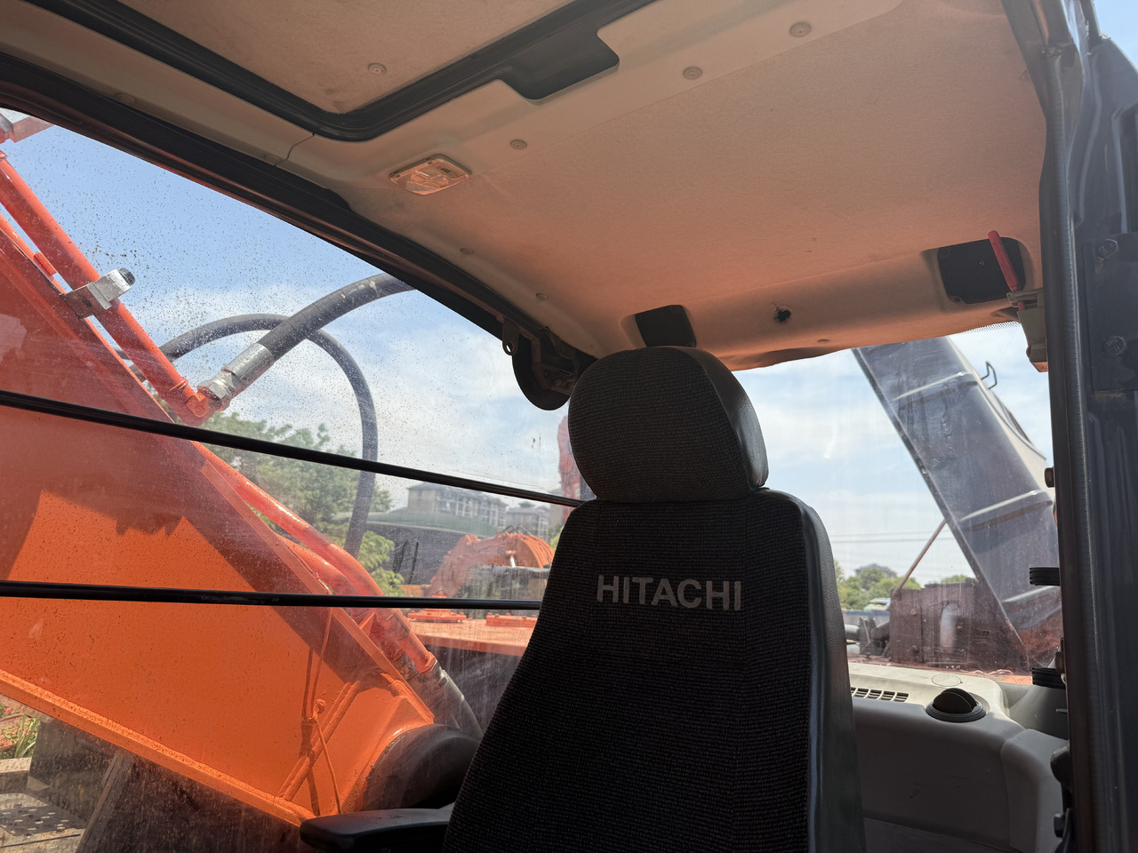HITACHI used hitachi 350-5g excavator - Pelle sur pneus: photos 5 HITACHI used hitachi 350-5g excavator - Pelle sur pneus: photos 5