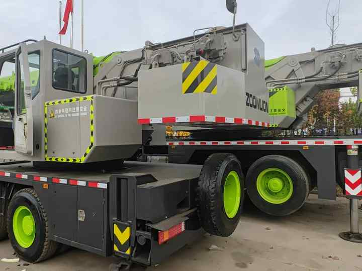 Second Hand ZOOMLION 25 Ton ZTC250V531 30 Ton ZTC300V532 70 Ton ZTC700H6 Hydraulmic Mobile Truck Crane on Sale - Grue mobile: photos 5 Second Hand ZOOMLION 25 Ton ZTC250V531 30 Ton ZTC300V532 70 Ton ZTC700H6 Hydraulmic Mobile Truck Crane on Sale - Grue mobile: photos 5