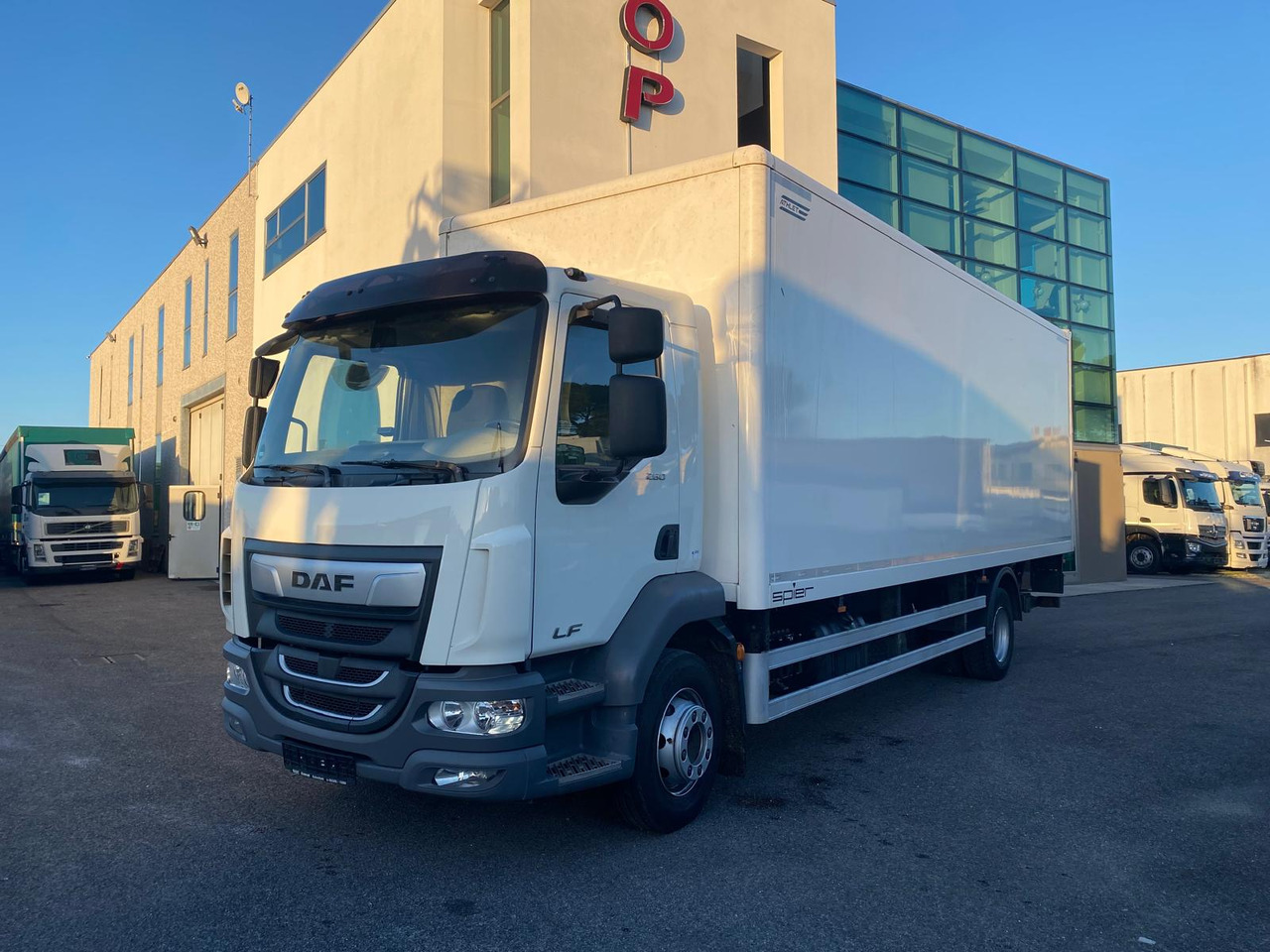 DAF LF 260 FA - Camion fourgon: photos 1 DAF LF 260 FA - Camion fourgon: photos 1