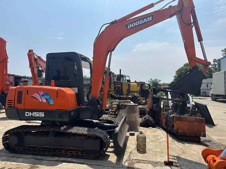 90% New Mini Excavator Doosan DH55 Second-hand Excavator 5 Ton Mini Used Excavator for Sale in Low Price - Mini pelle: photos 4 90% New Mini Excavator Doosan DH55 Second-hand Excavator 5 Ton Mini Used Excavator for Sale in Low Price - Mini pelle: photos 4