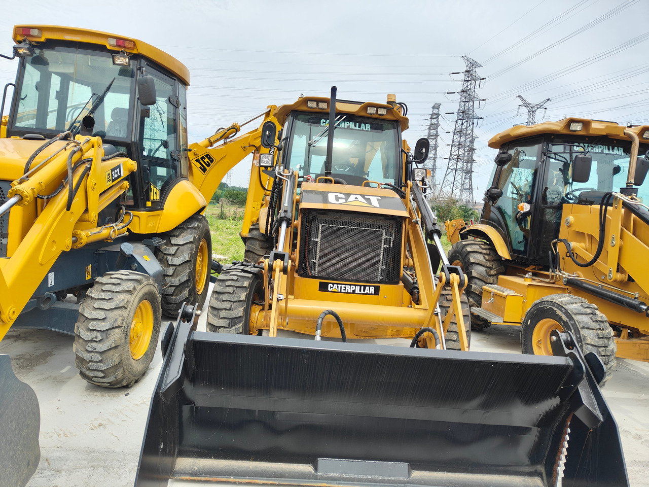 CATERPILLAR 420F backhole loader in stock - Tractopelle: photos 2 CATERPILLAR 420F backhole loader in stock - Tractopelle: photos 2