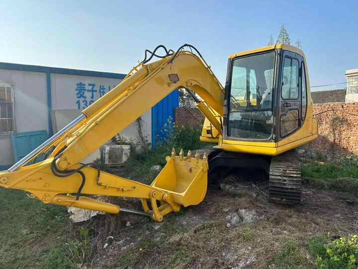 Cheap Used Komatsu PC60-7 Crawler Excavator with High Efficiency Used Heavy Machinery Komatsu P60-7 Digger Cheap for Sale - Pelle sur chenille: photos 4 Cheap Used Komatsu PC60-7 Crawler Excavator with High Efficiency Used Heavy Machinery Komatsu P60-7 Digger Cheap for Sale - Pelle sur chenille: photos 4