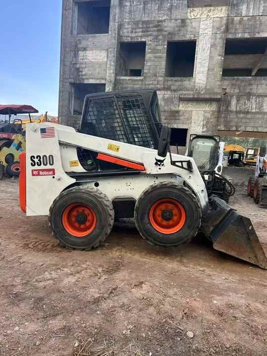 Second Hand BOBCAT S300 Skid-steer Loader with Very Good Performance Is for Sale at a Low Price - Mini chargeuse: photos 2 Second Hand BOBCAT S300 Skid-steer Loader with Very Good Performance Is for Sale at a Low Price - Mini chargeuse: photos 2