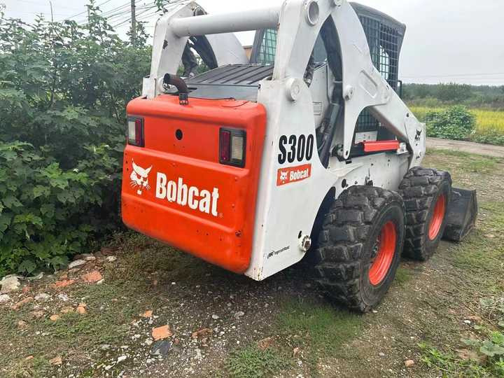 Second Hand BOBCAT S300 Skid-steer Loader with Very Good Performance Is for Sale at a Low Price - Mini chargeuse: photos 5 Second Hand BOBCAT S300 Skid-steer Loader with Very Good Performance Is for Sale at a Low Price - Mini chargeuse: photos 5