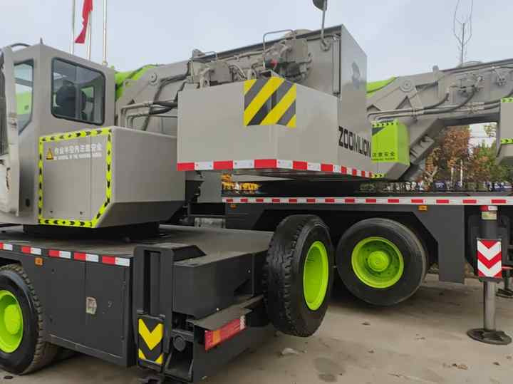Second Hand ZOOMLION 25 Ton ZTC250V531 30 Ton ZTC300V532 70 Ton ZTC700H6 Hydraulmic Mobile Truck Crane on Sale - Grue mobile: photos 4 Second Hand ZOOMLION 25 Ton ZTC250V531 30 Ton ZTC300V532 70 Ton ZTC700H6 Hydraulmic Mobile Truck Crane on Sale - Grue mobile: photos 4