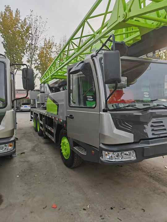 Second Hand ZOOMLION 25 Ton ZTC250V531 30 Ton ZTC300V532 70 Ton ZTC700H6 Hydraulmic Mobile Truck Crane on Sale - Grue mobile: photos 3 Second Hand ZOOMLION 25 Ton ZTC250V531 30 Ton ZTC300V532 70 Ton ZTC700H6 Hydraulmic Mobile Truck Crane on Sale - Grue mobile: photos 3