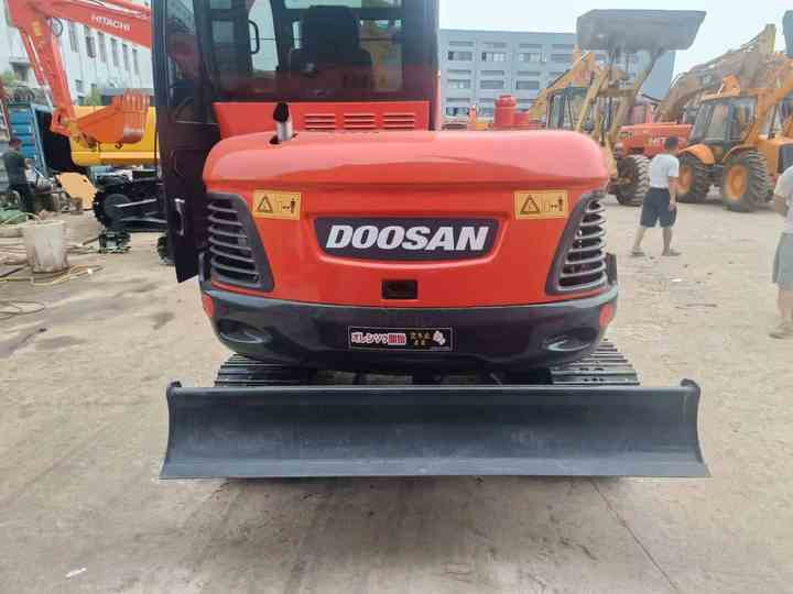 Used Mini Excavator DX55-9C Doosan Excavator 5 Tonnes High Performance Low Price for Sale Dh55 Dh60 Dx55 Dx60 in Stock - Mini pelle: photos 4 Used Mini Excavator DX55-9C Doosan Excavator 5 Tonnes High Performance Low Price for Sale Dh55 Dh60 Dx55 Dx60 in Stock - Mini pelle: photos 4