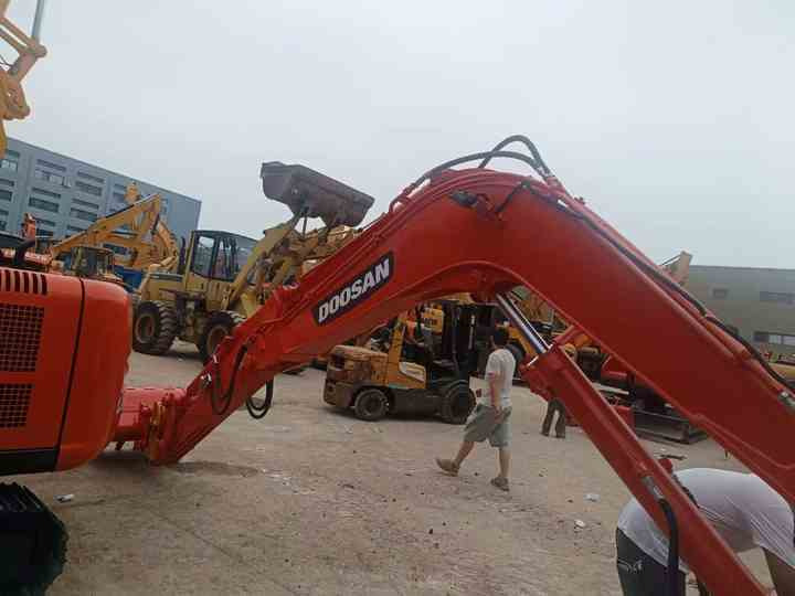 Used Mini Excavator DX55-9C Doosan Excavator 5 Tonnes High Performance Low Price for Sale Dh55 Dh60 Dx55 Dx60 in Stock - Mini pelle: photos 3 Used Mini Excavator DX55-9C Doosan Excavator 5 Tonnes High Performance Low Price for Sale Dh55 Dh60 Dx55 Dx60 in Stock - Mini pelle: photos 3