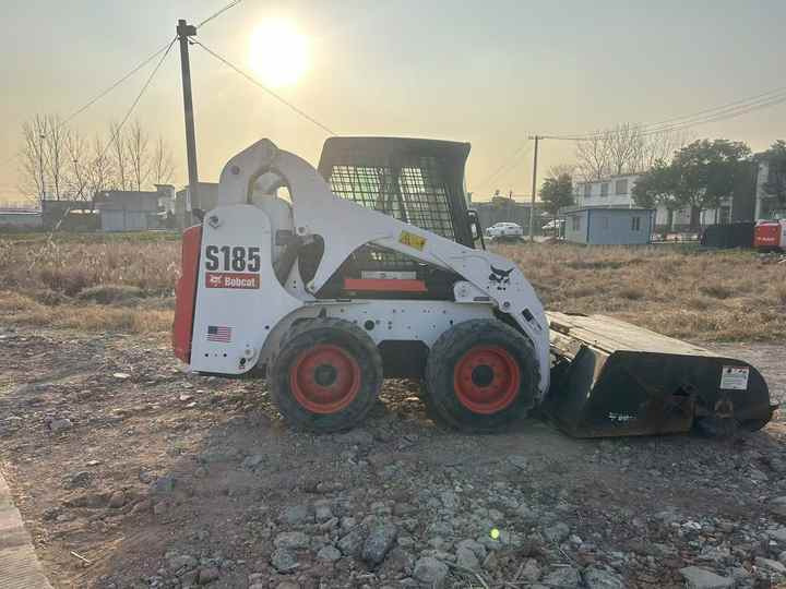 Used bobcat s185 skid steer loader on sale 100% excellent condition bobcat brand s185 s300 s550 s16 s18 skid steer sale - Mini chargeuse: photos 3 Used bobcat s185 skid steer loader on sale 100% excellent condition bobcat brand s185 s300 s550 s16 s18 skid steer sale - Mini chargeuse: photos 3
