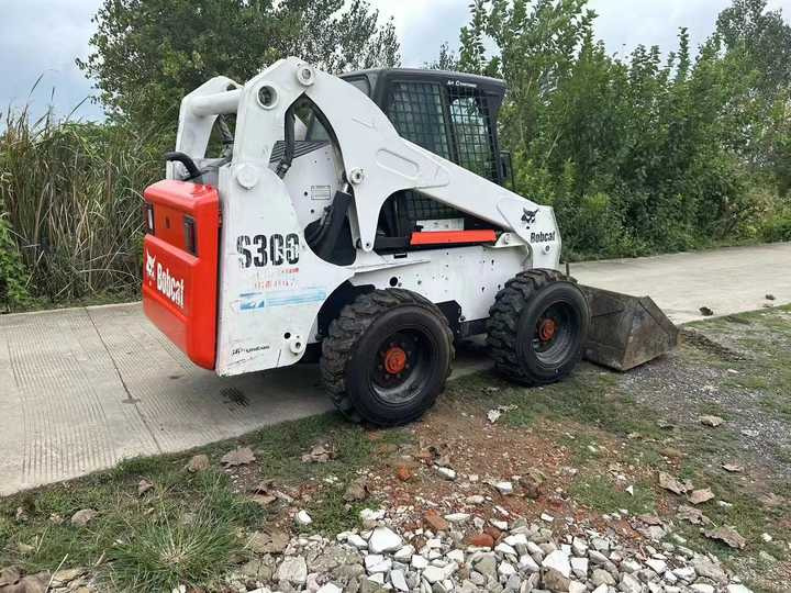 Very Good Machine Used Skid Wheel Loader Bobcat S300 for Sale - Mini chargeuse: photos 2 Very Good Machine Used Skid Wheel Loader Bobcat S300 for Sale - Mini chargeuse: photos 2
