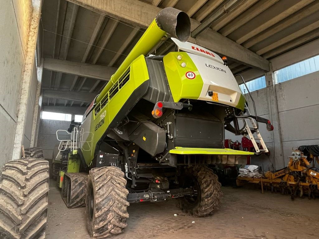 Claas LEXION 760 TT RISO - Moissonneuse-batteuse: photos 2 Claas LEXION 760 TT RISO - Moissonneuse-batteuse: photos 2