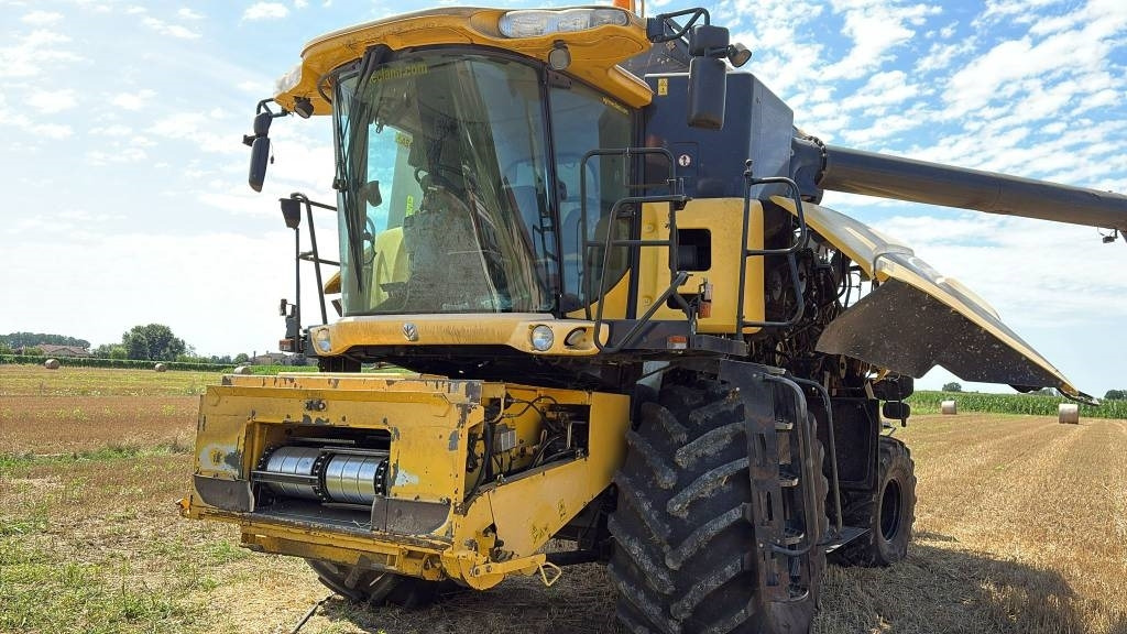 New Holland CR 960 - Moissonneuse-batteuse: photos 2 New Holland CR 960 - Moissonneuse-batteuse: photos 2