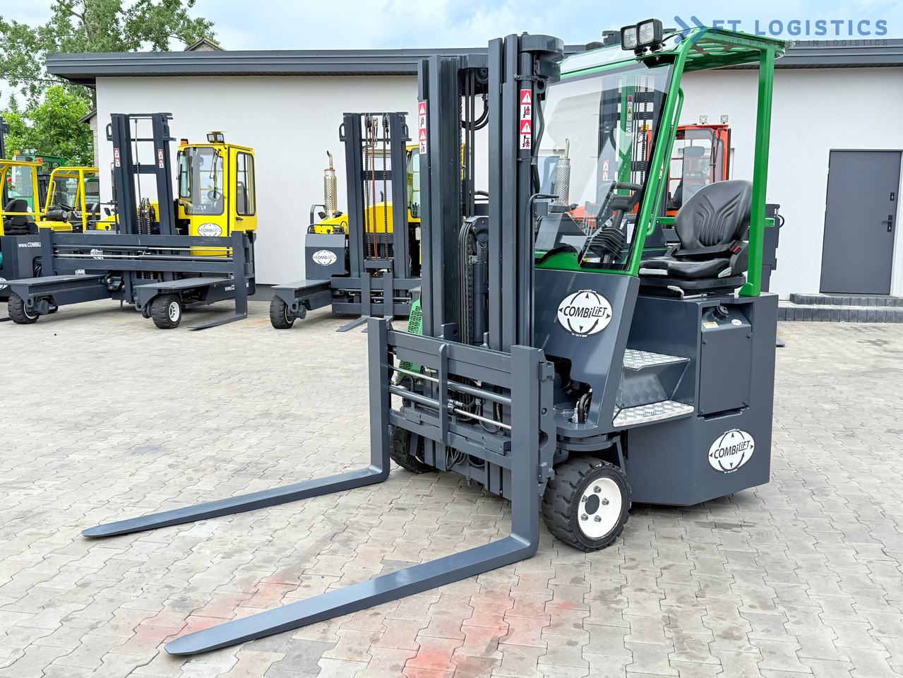 COMBILIFT CB3000 / DIESEL / TRIPLEX 4900MM / FREE LIFT / SIDESHIFT / FORK POSITIONER / 1500MM FORKS / LIKE NEW - Chariot multidirectionnel: photos 1 COMBILIFT CB3000 / DIESEL / TRIPLEX 4900MM / FREE LIFT / SIDESHIFT / FORK POSITIONER / 1500MM FORKS / LIKE NEW - Chariot multidirectionnel: photos 1