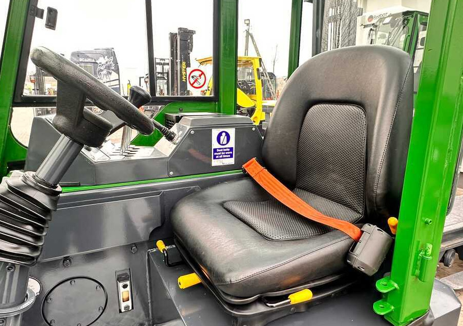 Combilift C2500CB / TRIPLEX / DIESEL / 4900MM / FREE LIFT / POSITIONER 1720MM / LIKE NEW - Chariot multidirectionnel: photos 4 Combilift C2500CB / TRIPLEX / DIESEL / 4900MM / FREE LIFT / POSITIONER 1720MM / LIKE NEW - Chariot multidirectionnel: photos 4
