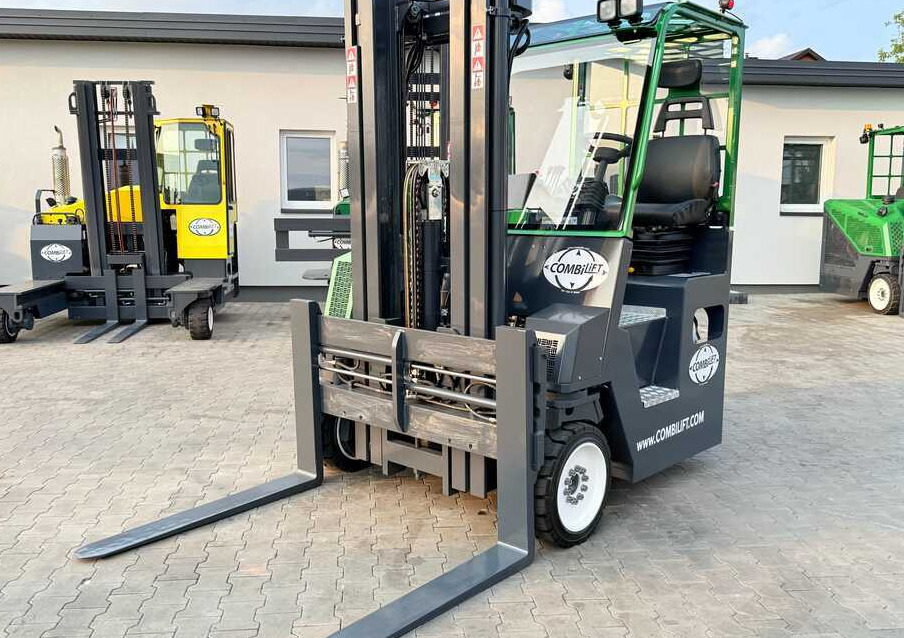 Combilift C4000CB / TRIPLEX - 5200MM / LPG / FREE LIFT / FORK POSITIONER / FORK SIDESHIFT / HEIGHT 2450MM / LIKE NEW - Chariot multidirectionnel: photos 1 Combilift C4000CB / TRIPLEX - 5200MM / LPG / FREE LIFT / FORK POSITIONER / FORK SIDESHIFT / HEIGHT 2450MM / LIKE NEW - Chariot multidirectionnel: photos 1