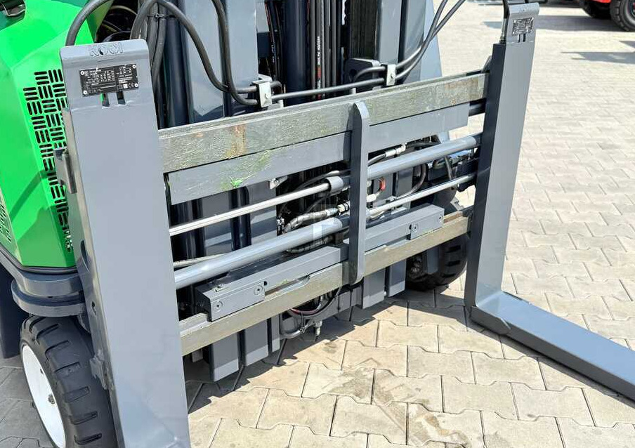 Combilift CB2500 / DIESEL / EXTENDABLE FORKS / TRIPLEX / 5500MM / FREE LIFT / SIDE SHIFT / FORK POSITIONER / LIKE NEW - Chariot multidirectionnel: photos 4 Combilift CB2500 / DIESEL / EXTENDABLE FORKS / TRIPLEX / 5500MM / FREE LIFT / SIDE SHIFT / FORK POSITIONER / LIKE NEW - Chariot multidirectionnel: photos 4