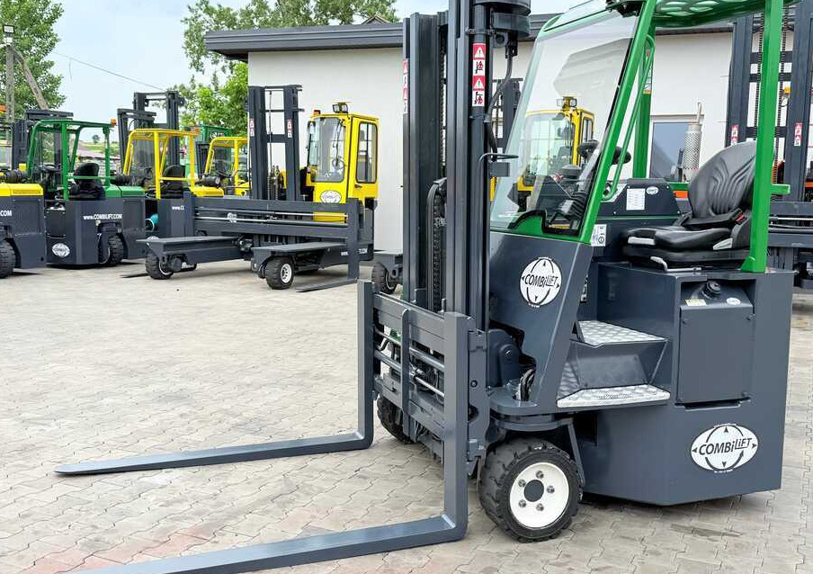 Combilift CB3000 / DIESEL / TRIPLEX 4900MM / FREE LIFT / SIDESHIFT / FORK POSITIONER / 1500MM FORKS / LIKE NEW - Chariot multidirectionnel: photos 1 Combilift CB3000 / DIESEL / TRIPLEX 4900MM / FREE LIFT / SIDESHIFT / FORK POSITIONER / 1500MM FORKS / LIKE NEW - Chariot multidirectionnel: photos 1