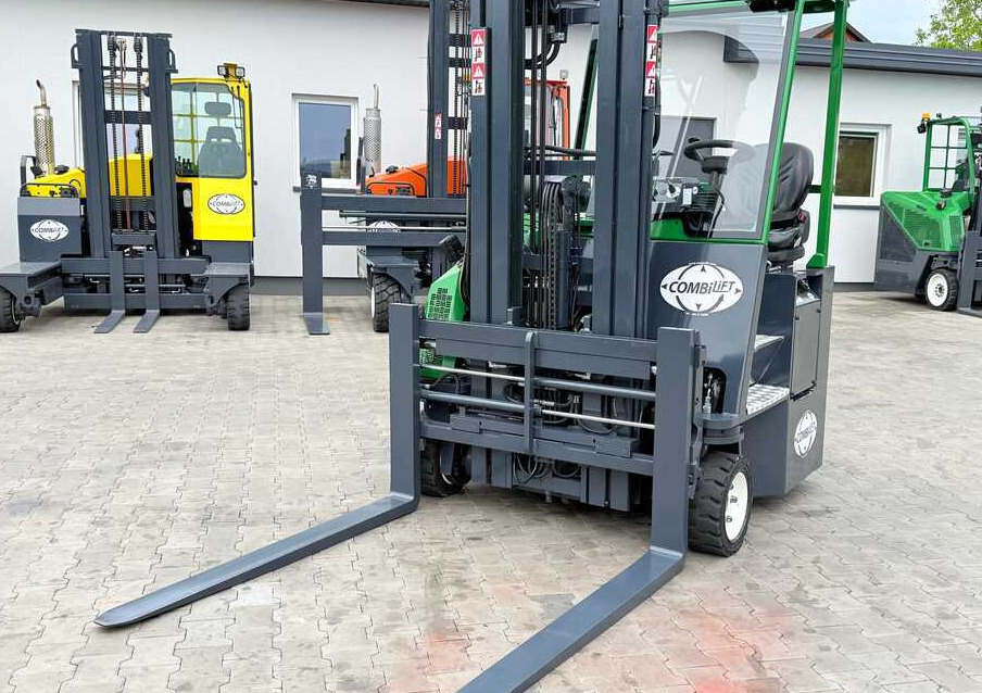 Combilift CB3000 / DIESEL / TRIPLEX 4900MM / FREE LIFT / SIDESHIFT / FORK POSITIONER / 1500MM FORKS / LIKE NEW - Chariot multidirectionnel: photos 3 Combilift CB3000 / DIESEL / TRIPLEX 4900MM / FREE LIFT / SIDESHIFT / FORK POSITIONER / 1500MM FORKS / LIKE NEW - Chariot multidirectionnel: photos 3