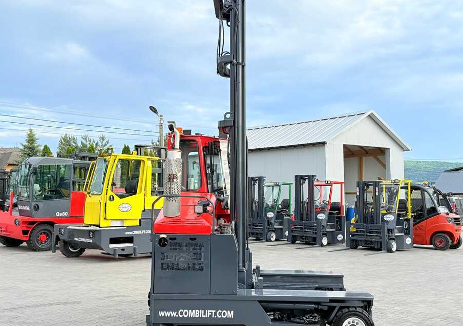 Combilift COMBILIFT C4000 – TRIPLEX 9300 mm – Year 2017 – GAS – FREE LIFT – FORK SIDE SHIFT – CONDITION 5/5 - Chariot multidirectionnel: photos 3 Combilift COMBILIFT C4000 – TRIPLEX 9300 mm – Year 2017 – GAS – FREE LIFT – FORK SIDE SHIFT – CONDITION 5/5 - Chariot multidirectionnel: photos 3