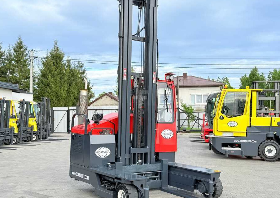 Combilift COMBILIFT C4000 – TRIPLEX 9300 mm – Year 2017 – GAS – FREE LIFT – FORK SIDE SHIFT – CONDITION 5/5 - Chariot multidirectionnel: photos 2 Combilift COMBILIFT C4000 – TRIPLEX 9300 mm – Year 2017 – GAS – FREE LIFT – FORK SIDE SHIFT – CONDITION 5/5 - Chariot multidirectionnel: photos 2
