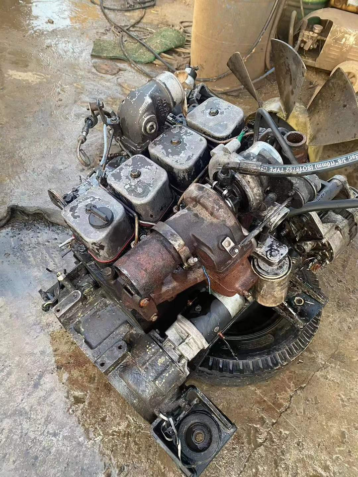 CUMMINS 4BT3.9 - Moteur pour Mini pelle: photos 2 CUMMINS 4BT3.9 - Moteur pour Mini pelle: photos 2
