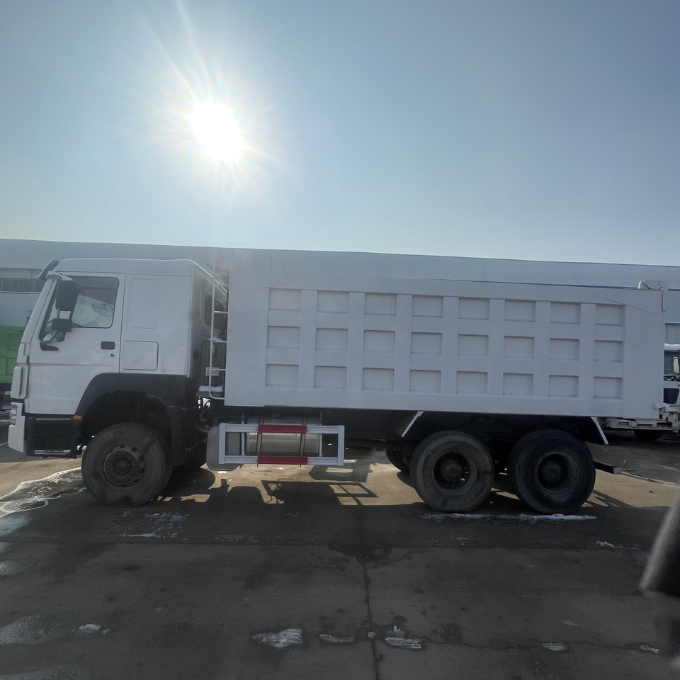 HOWO 6*4 DUMP TRUCK - Camion benne: photos 2 HOWO 6*4 DUMP TRUCK - Camion benne: photos 2