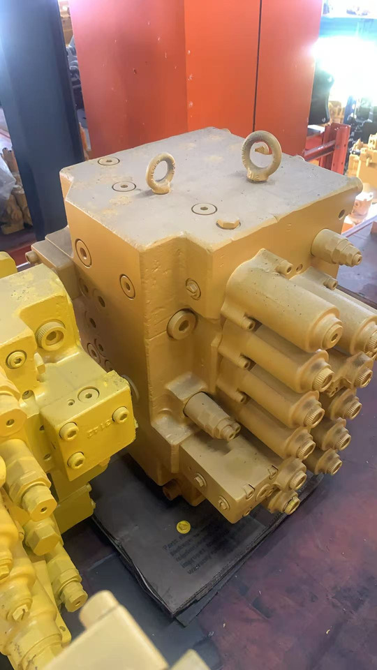 HYUNDAI R210-7 - Valve hydraulique pour Pelle: photos 3 HYUNDAI R210-7 - Valve hydraulique pour Pelle: photos 3