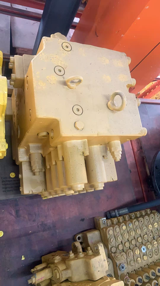 HYUNDAI R210-7 - Valve hydraulique pour Pelle: photos 3 HYUNDAI R210-7 - Valve hydraulique pour Pelle: photos 3